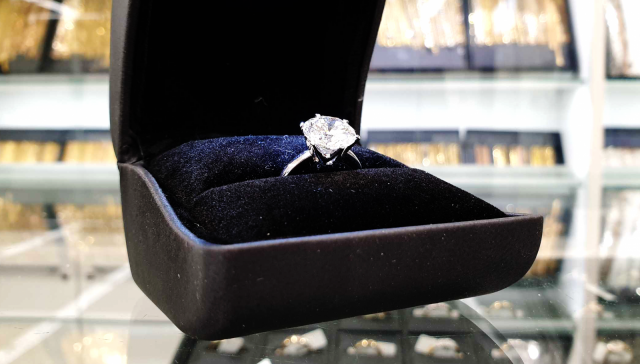 Tällä neljän karaatin timanttisormuksella on arvoa yli 200 000 euroa.