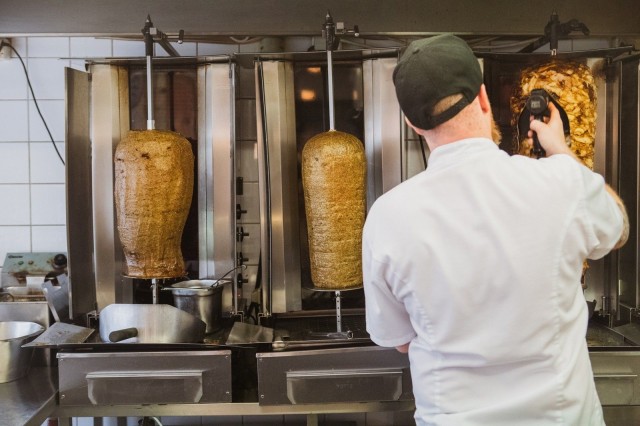 "Dönerin leikkaus on taitolaji. Se vaatii sydäntä ja järkeä."