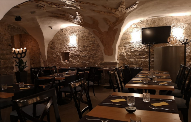 Holvikaarin tuettu sali