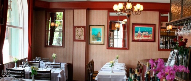 Valkoisen pöytäliinan paikat käyvät yhä harvinaisemmaksi Helsingin ravintolakentässä.