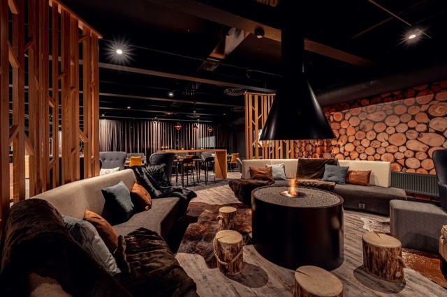 Suomalainen metsä näkyy vahvasti ravintolan sisustuksessa.