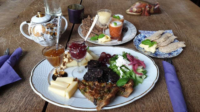 Purnauskis Plate kahdelle pitää sisällään monenlaista maisteltavaa sienipiirakasta aitoon mustamakkaraan