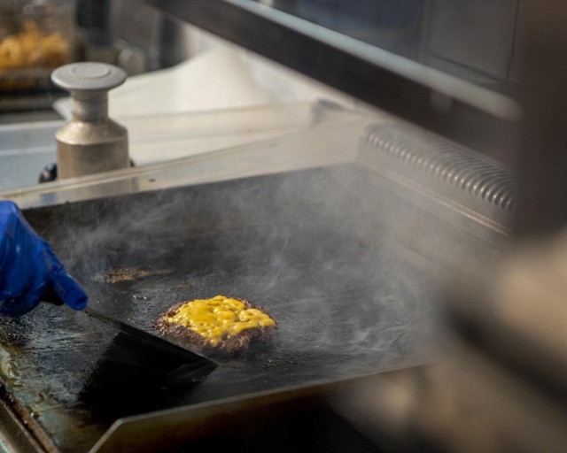 Kuuma parila ja painaminen tekevät smash burgerin pihvistä ihanan rapean.