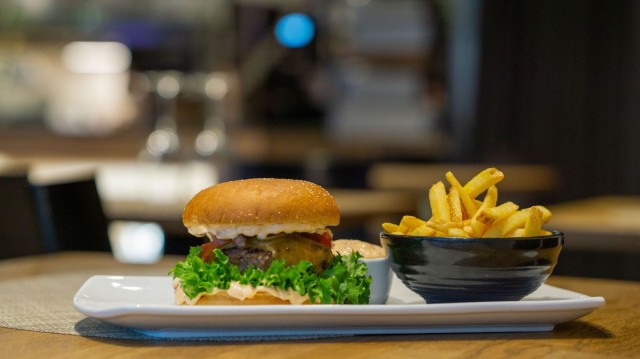 Deliroom Ukkohauesta saat kympillä burgeriannoksen lisäksi falafeleja ja chevrekanaa.