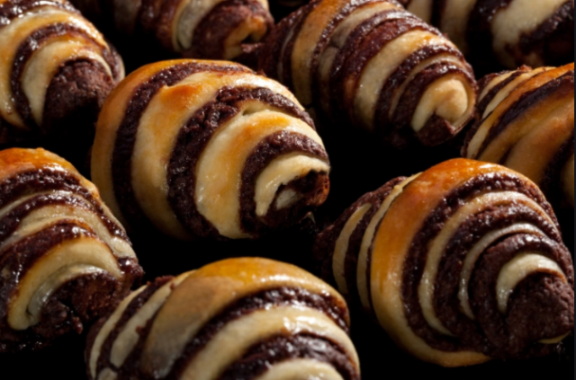 Rugalecheja, eli suklaalla täytettyjä minicroissantteja.