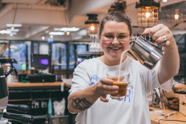 Konttorin myymälä- ja kahvilapäällikkö Mari Nilivaara panostaa hyvään asiakaspalveluun.