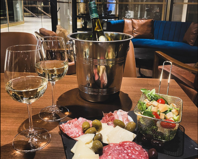 The Grind Coffee & Wine tarjoaa myös viinejä ja antipastoja.