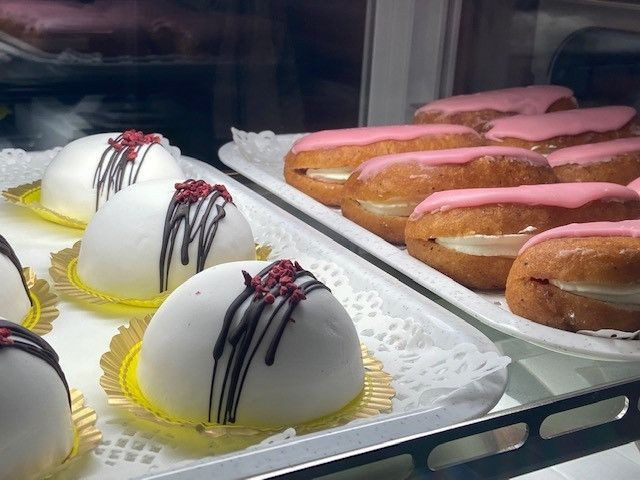 Kermamunkki (oikealla) on yksi kahvilan suosituimmista tuotteista.