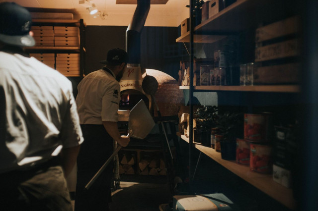 Pizzauuni kannettiin ravintolaan ikkunasta, josta se mahtui sisään juuri ja juuri.