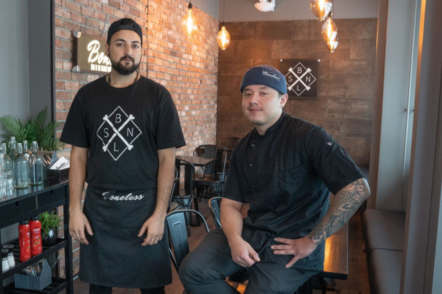 Tuore yrittäjä Noor Ghulam (vas.) ja Bonelessin perustaja Dean Lyijynen.