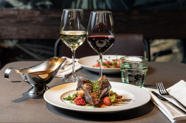 Karitsaa ja harissa-kastiketta.