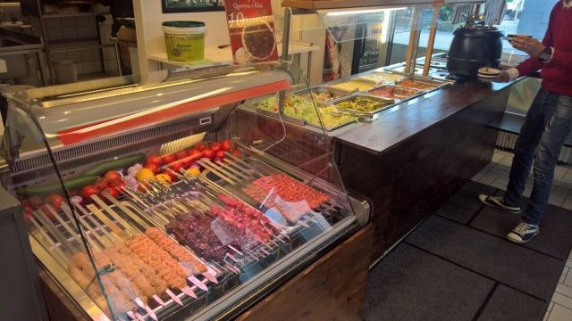 Tikke Kebabissa lihavartaat ovat näkyvästi esillä.