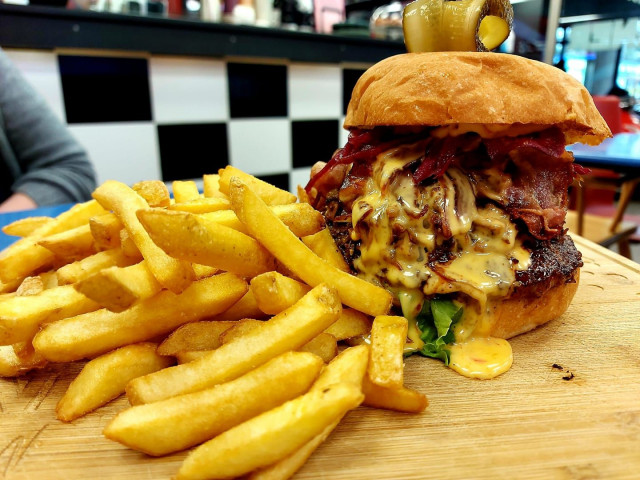 Mike's Dinerin Fat Boy -burgeri on tuhtia tavaraa.