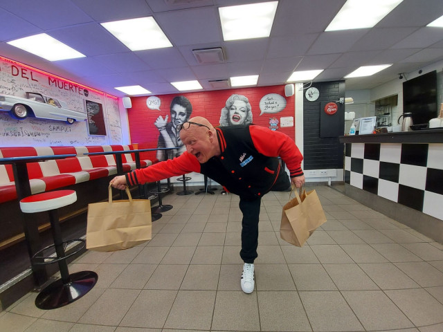 Mikko "Nakki-Mikko" Sorjolahdelle asiakkaiden kanssa jutustelu on tärkeä osa ravintolan pyörittämistä.