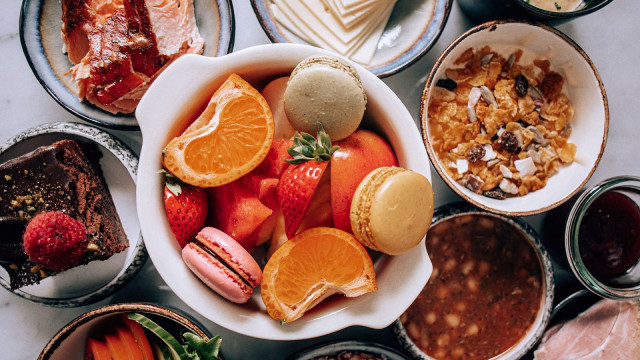 Längvikissa äitejä hemmotellaan toinen toistaan upeimmilla herkuilla.