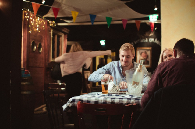 Saaristobaarissa viihdyt hyvän ruoan ja juoman äärellä.