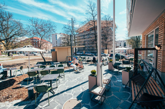 Keinut, tuolit ja sohvat kutsuvat viihtymään.