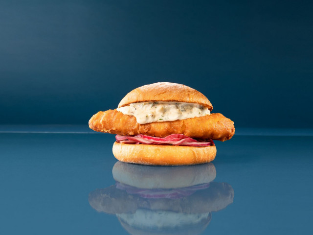 KalaKerros-burgeri täytetään paneroidulla turskafileellä.