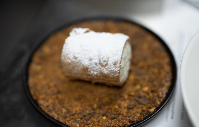 Ricotalla täytetty keksi, Cannolo, on yksi sisilialaisista erikoisuuksista.