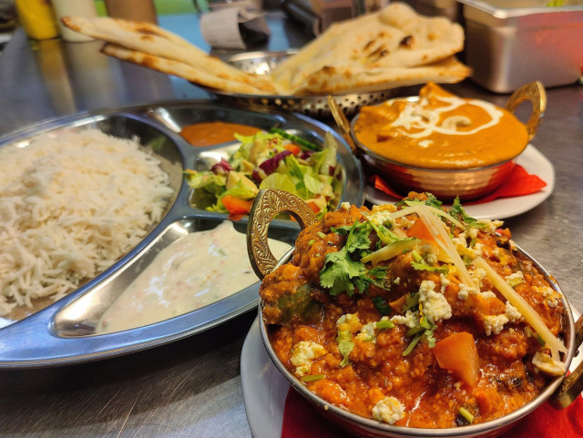 Trishulissa syödään nyt kympillä niin kana-, kasvis- kuin lammasruokia.