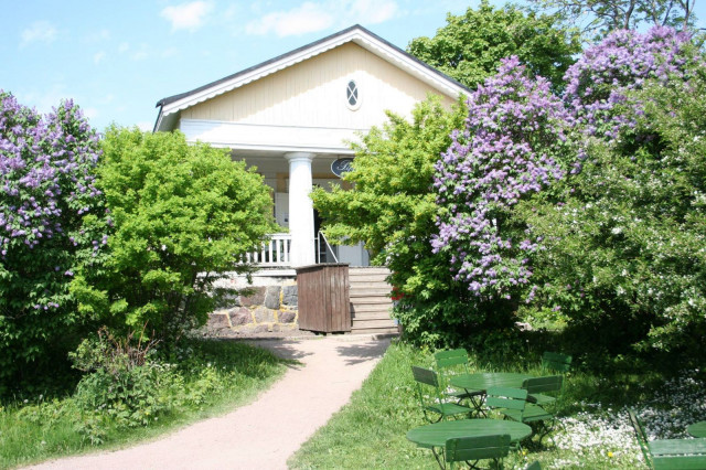 Kahvila Piperin vehreä ympäristö hurmaa.