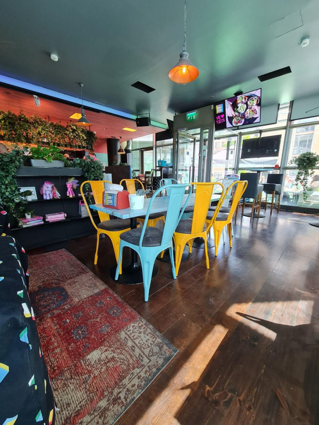 Junky y Veganissa on upean terassin lisäksi valoisa ja viihtyisä tunnelma.