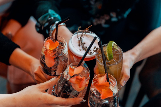 Sky Roomissa siemaillaan herkullisia drinkkejä.