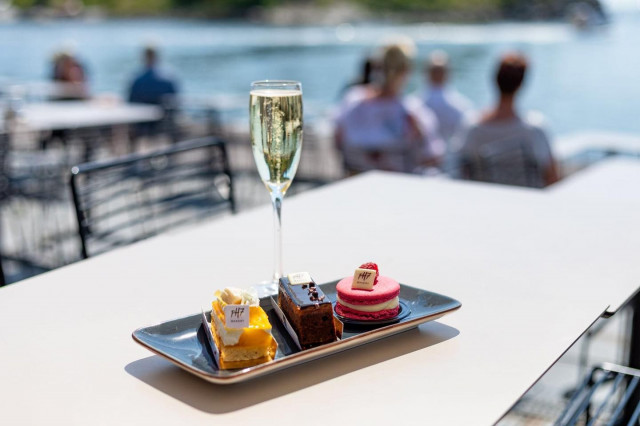 Maittolaiturilla voi herkutella myös makeilla leivoksilla.