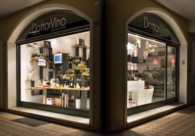 DottorVino-myymälä sijaitsee Sirmionessa, Italiassa.