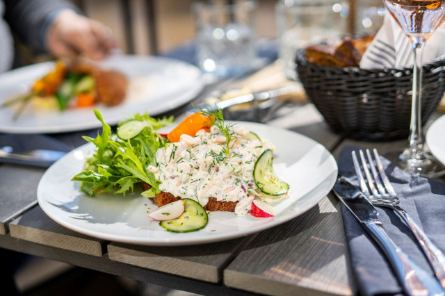 Saaristolaisravintola tarjoaa sekä klassisia että astetta modernimpia kalaherkkuja.