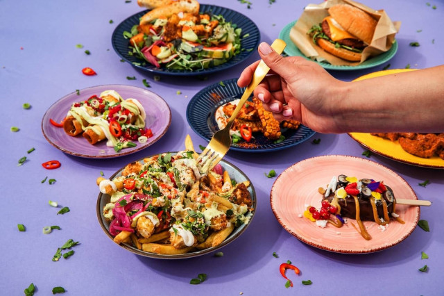 Baarikokonaisuus tarjoilee värikästä ja maistuvaa ruokaa.