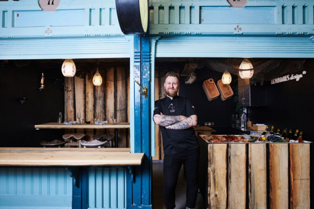 Keittiömestari Juho Rajamäki luotsaa 12-paikkaista ravintolaa.