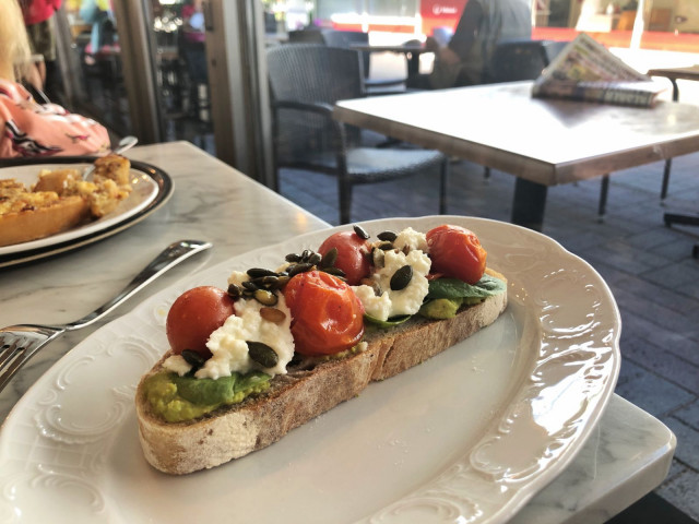 Fazer Café tarjoaa hengähdystauon keskellä Munkkivuoren ostaria.