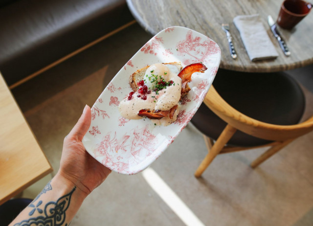 Lähituotetut raaka-aineet, omavarainen puutarhakasvatus sekä ekologisuus näkyvät Smaku-annoksissa.