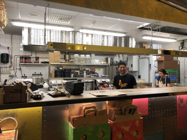 Ravintolan keittiössä ja salissa on hyvä tekemisen meininki.