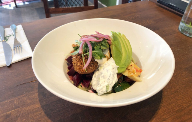 Runsas falafel-avokadosalaatti pitää nälän poissa pitkään.