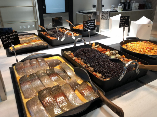 Buffetista voi löytää pieniä yksityiskohtia, kuten uusia upeita tarjoiluastioita.