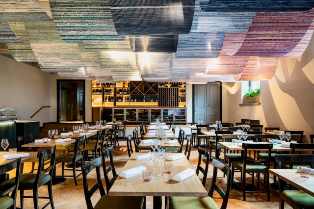 Finnjävel sijaitsee Taidehallin tiloissa.