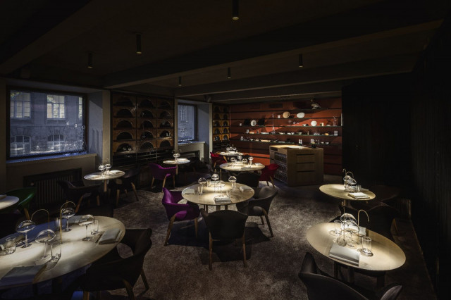 Helsingin Taidehallin kupeessa sijaitseva Finnjävel Salonki tarjoaa uniikin ravintolakokemuksen sukeltaen syvälle perinteiseen suomalaiseen makumaailmaan ja katoavaan kansanruokaperinteeseen.