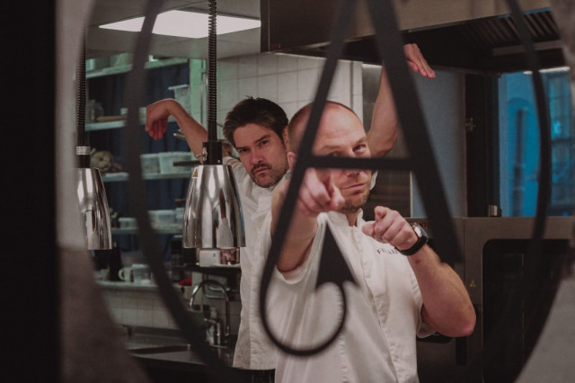 Finnjävelin tarina alkoi vuonna 2016 Helsingin Etelärannassa, jossa Henri Alén ja Tommi Tuominen avasivat kaksivuotisen projektiravintolan kunnianosoituksena kotimaiselle ruokaperinteelle