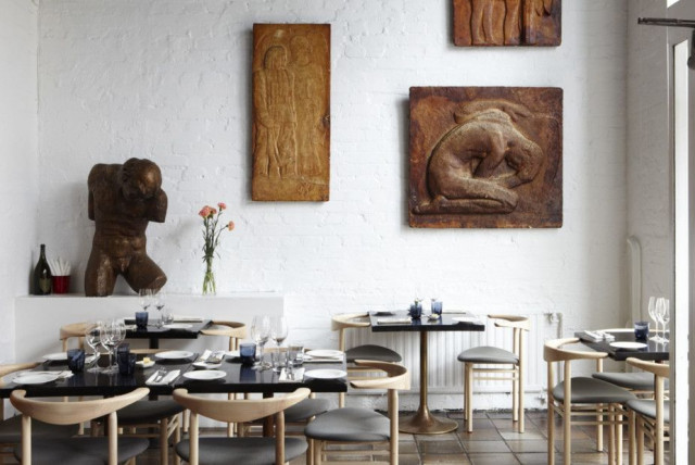 Ravintola Ateljé Finnen nimi juontaa kuvanveistäjä Gunnar Finnestä (1886-1952), joka piti aikanaan samaa tilaa ateljeenaan.