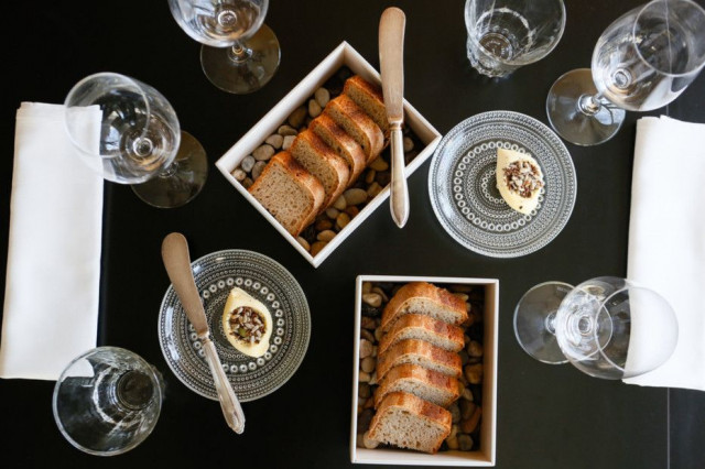 Kaskiksen lautasilla nähdään paljon ravintoloitsijoiden luonnosta keräämiä raaka-aineita.