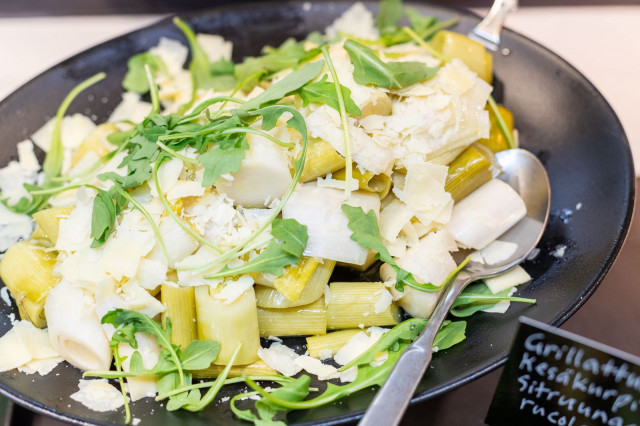 Factory tunnetaan monipuolisesta lounaspöydästään.