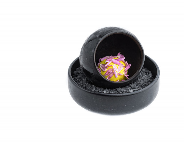 Essence of Leo annos tarjoillaan kokin itsensä suunnittelemasta astiasta.