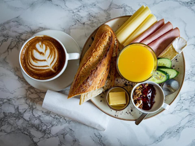 Töölöön pian avautuva Greenbake tarjoaa leipien ja leivonnaisten lisäksi myös aamupalaa.