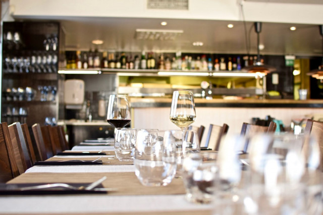 Merimakasiinissa nautitaan isänpäivästä merellisissä maisemissa.