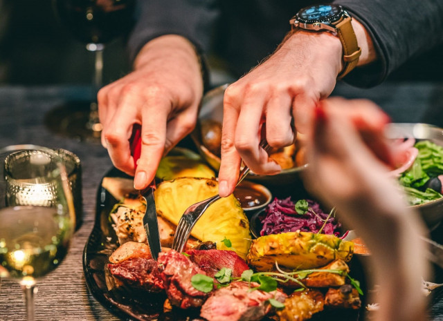 Karhunpesän à la carte -listan lisäksi isänpäivänä tarjolla on myös erityinen suositusmenu.