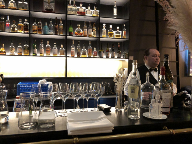 Ravintolan juomapuolesta vastaa pitkän linjan sommelier Juha Mäkelä.