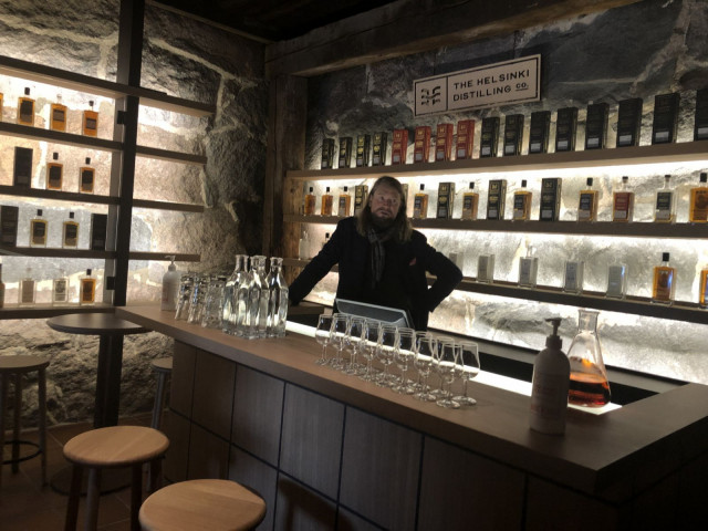 Viskikellarista löytyy upeasti sisustettu tasting-baari.