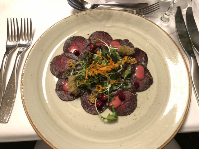 Sibelius-menun alkuruokana nautitaan katajanmarjalla maustettua, riimisuolattua poronseläkettä.